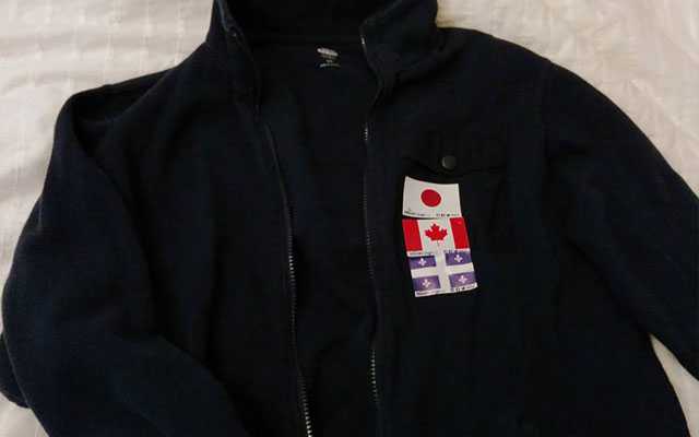 カナダ、ケベック及び日本国旗のステッカーを貼ったジャケット