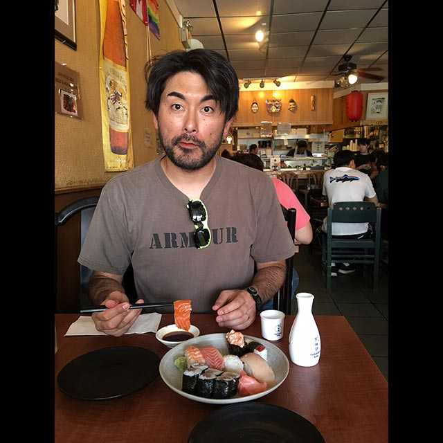 寿司を食べるKyoshin