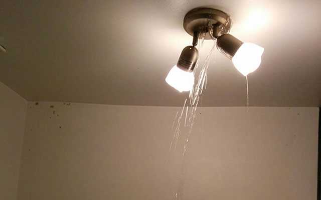 天井から漏れる水